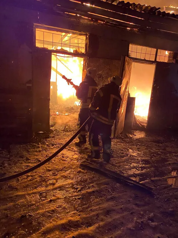 У Луцьку на Конякіна горів складський бокс (фото, відео)