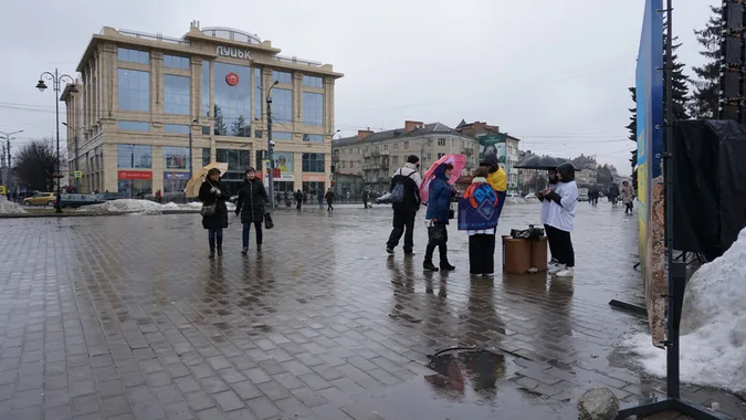 Плов та міні-референдум: у центрі Луцька згадують річницю анексії Криму (фото)