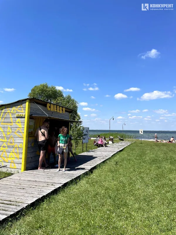 Повні пляжі, черги з авто та пончики: що зараз відбувається на Світязі (фото)