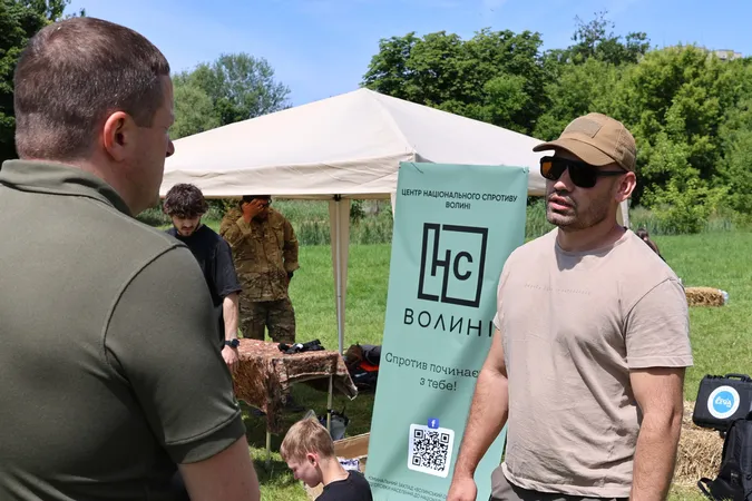 Популярний співак YAKTAK вчився надавати домедичну допомогу у Центрі національного спротиву Волині (фото)