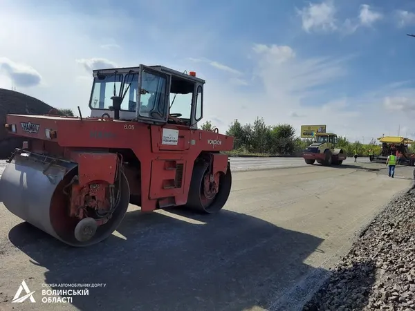 Між Струмівкою та Підгайцями кладуть асфальт: рух транспорту – в реверсному режимі (фото)