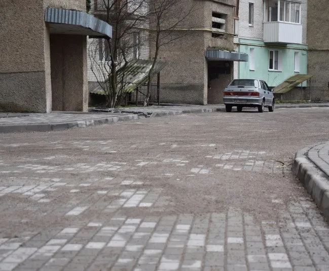 У Луцьку на Соборності відремонтували двір (фото)