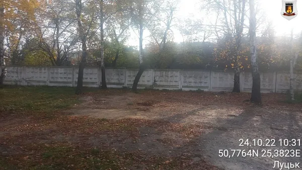 У Луцьку муніципали розібрали бесідку й зрізали шлагбаум (фото)