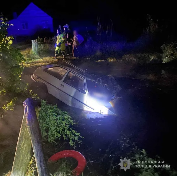 На Ковельщині – смертельна ДТП: автомобіль злетів у ставок (фото)