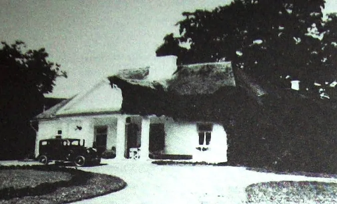 На фото: Одна із будівель палацового комплексу, Замличі, світлина до 1939 року