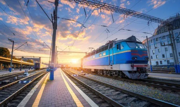 Укрзалізниця впровадила безконтактну оплату в приміських потягах