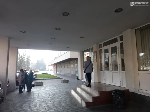 Біля луцького драмтеатру – черга з охочих вакцинуватися (фото)