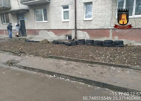 Шкодять здоров'ю: лучан просять повідомляти про старі автомобільні шини у дворах (фото, відео)
