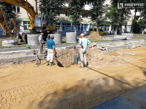 Замінюють мережі: що коїться на проспекті Волі (фото)