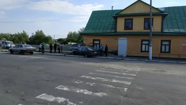 На Волині «беха» серед ночі «влетіла» в будинок (фото)