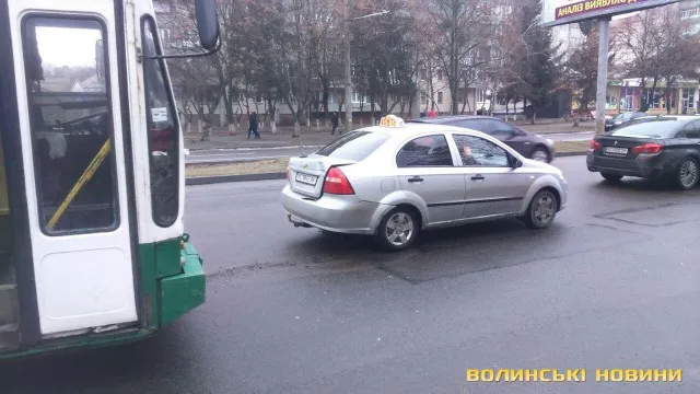 Не трамвай, але і не об'їхав: у Луцьку тролейбус «поцілував» таксі (фото)