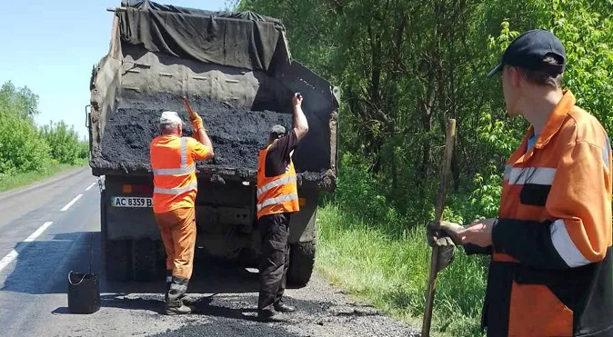На Волині дорожники почали «латати» регіональний автошлях (фото)