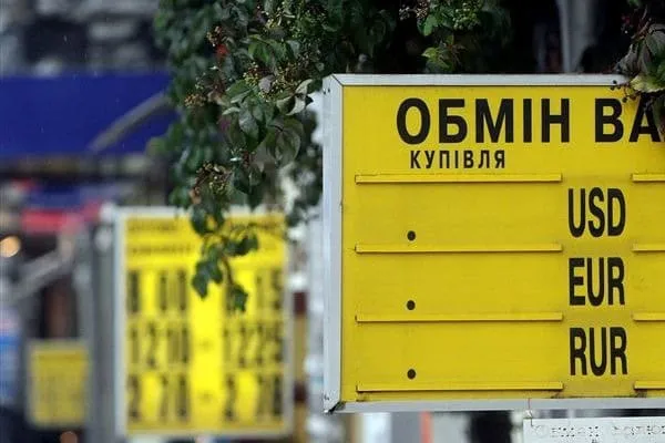 Нацбанк дозволив міняти валюту без паспорта