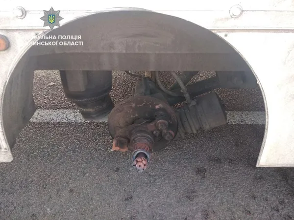 Аварія на Волині: з причіпа відірвалося колесо і влетіло у вантажівку (фото)