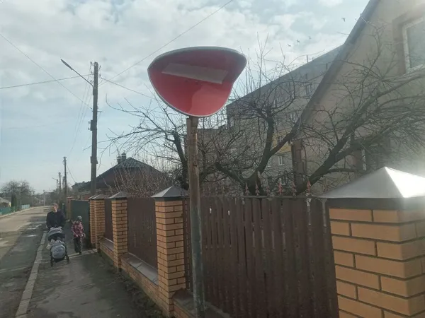 Не вперше нищать: у Володимирі комусь заважає дорожній знак (фото)