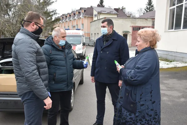 У Луцьку медикам “швидкої” передали тисячу банок антисептика (фото)