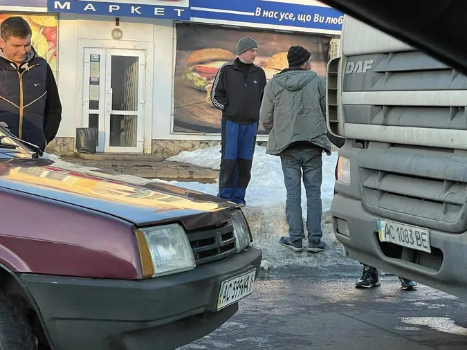 У Луцьку не поділили дорогу легковик і вантажівка (фото)