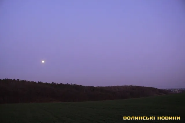 Якою на Волині побачили Суперповню або Рожевий Місяць (фото)