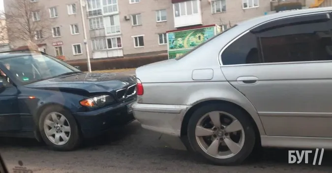 У Володимирі дві «бехи» не поділили дорогу (фото)