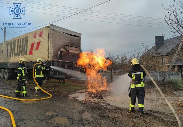 Горіли газопровід та вантажівка: у Рованцях – пожежа (фото, відео, оновлено)