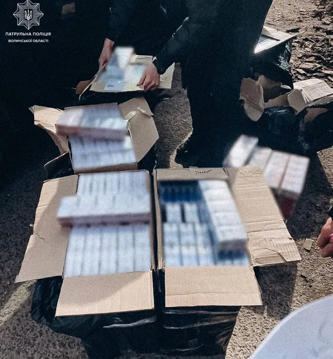 Зупинили на блокпосту: в Луцьку в авто знайшли «ліві» сигарети (фото)