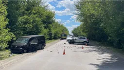 Лоб у лоб: біля Луцька зіткнулися два авто – є постраждалі (фото)