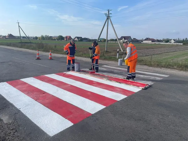 На чотирьох автошляхах Волині поновлюють дорожню розмітку на «зебрах» (фото)