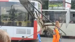 Впали знаки: у Луцьку на Рівненській обірвало тролейбусну лінію (відео)