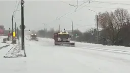Дороги на Волині чистять, але не посипають: чому так (відео)