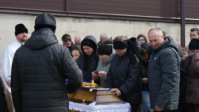 До останнього подиху – за Україну: Рожищенська громада попрощалася з Героєм Сергієм Мандзюком (фото)
