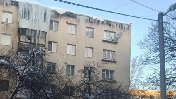 «Життя бурульки»: тернополянка не впускала комунальників збити триметрові брили з балкона