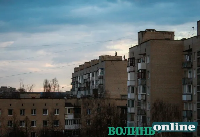 У Луцьку хлопці влаштували небезпечний «паркур» на даху багатоповерхівки (фото)