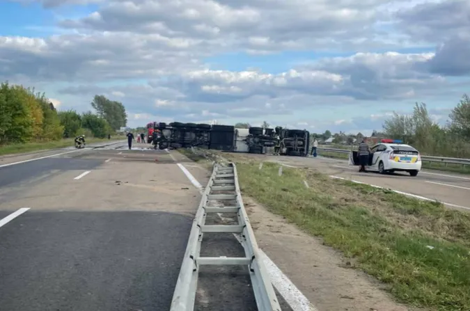 На швидкості наїхав на відбійник: подробиці ДТП на Волині за участю бензовоза (фото)