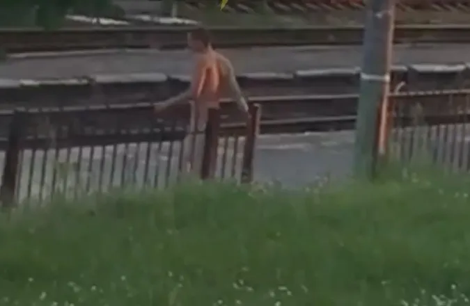 У Маневичах повністю голий чоловік дефілював вулицями (відео 18+)