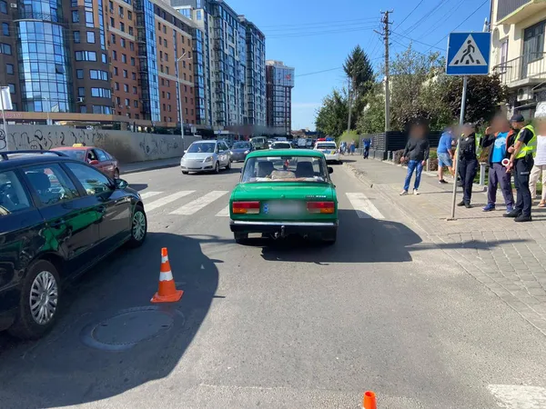 У центрі Луцька ВАЗ збив на «зебрі» 18-річну дівчину (фото)