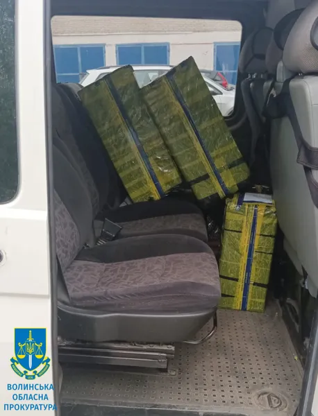 У Нововолинську в мікроавтобусі знайшли «ліві» цигарки на 200 тисяч (фото)