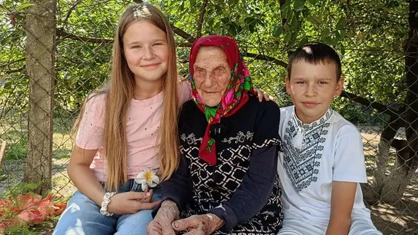 У свої 104 роки ще порає господарство: як живе довгожителька з Волині (фото)