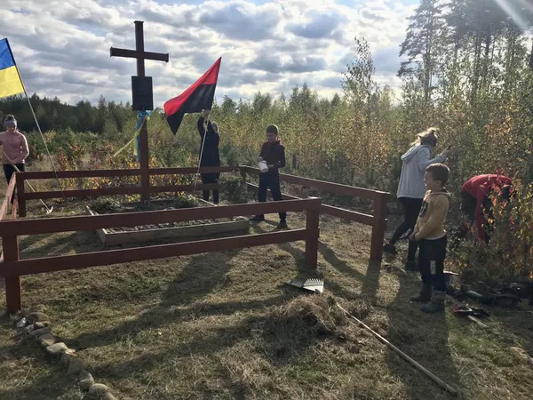 Волинські лісівники з дітьми впорядкували місце поховання 12 Героїв УПА (фото)