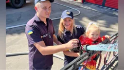 Буде хлопчик: подружжя рятувальників з Волині провели гендер-паті на роботі
