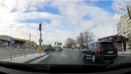 У Луцьку водій на Porsche Cayenne проїхав на «червоний» (відео)