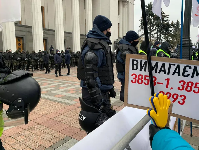 Підприємці у Києві намагаються взяти штурмом Верховну Раду (фото, відео)
