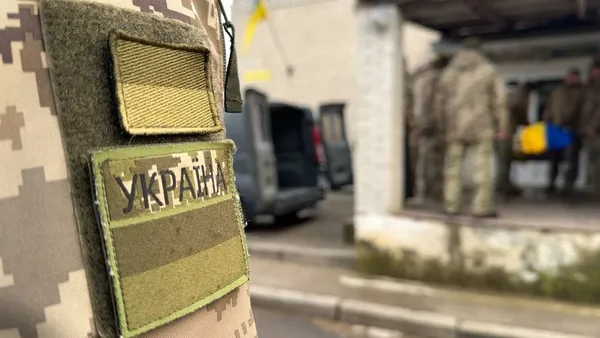 Військові забирають труну з тілом загиблого бійця з Луцького моргу
