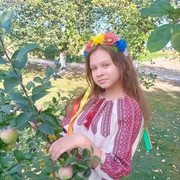 На Волині дівчинка продавала власні вироби з бісеру і купила військовим чоботи (фото)