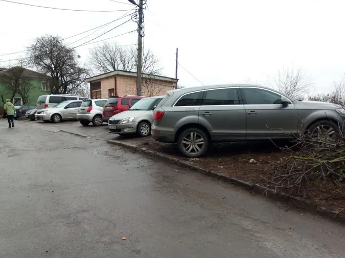 У Луцьку скаржаться на стихійне паркування у центрі міста (фото)