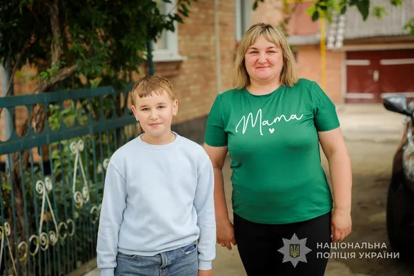 Волинські поліцейські зворушливо привітали з Днем народження сина загиблого побратима (фото)