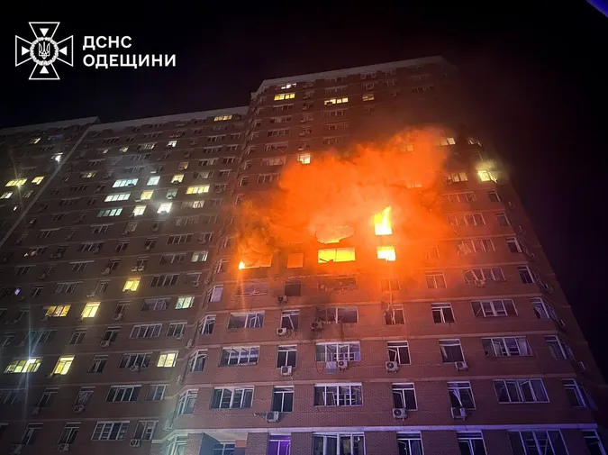 Росія атакувала Одесу – вдарила по 21-поверховому будинку (фото)