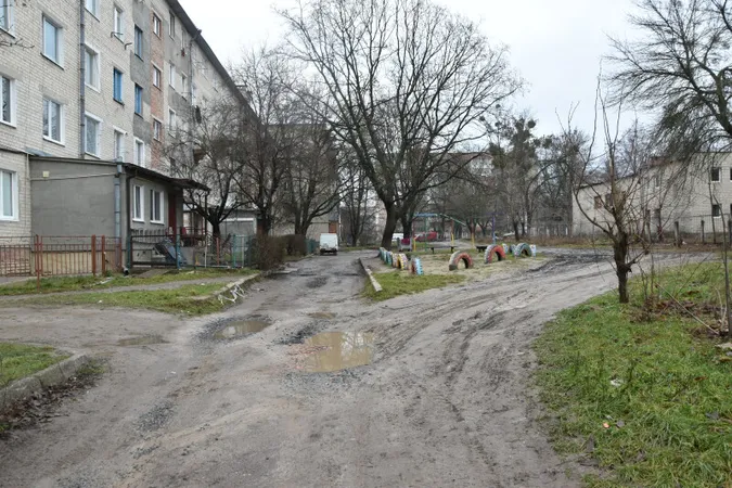 У Луцьку просять відремонтувати двір на Декабристів-Захарова