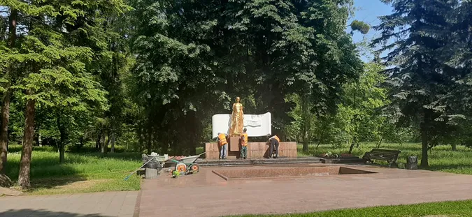 Лесю Українку в луцькому парку очистили від ганебних написів та позолотили (ФОТО)