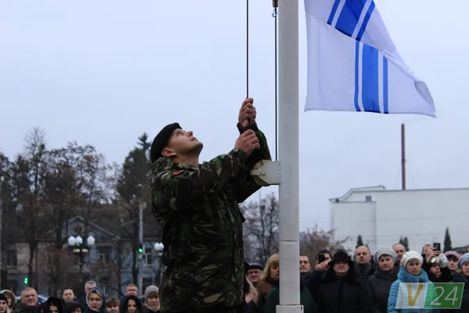 Луцьк: підняли прапор на підтримку військовополонених (фото)