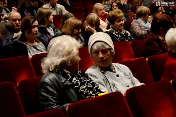 Вистава про буденність і любов: луцькі пенсіонери безкоштовно відвідали театр  (фото)